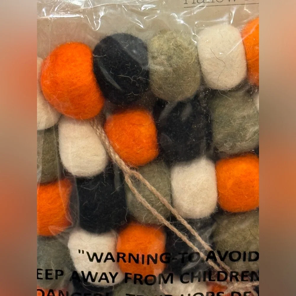Pom‎ Pom garland